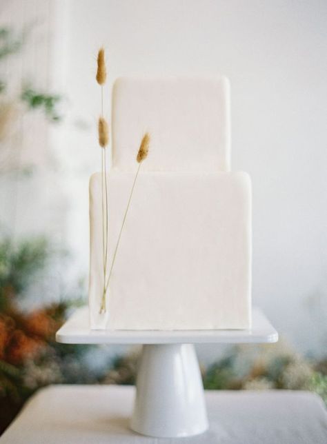 Minimalist Wedding Cakes, Modern Wedding Ideas, White Cakes, Barn Wedding Decorations, Wedding Sparrow, Cake Inspo, Modern Wedding Cake, Cake Trends, Minimal Wedding