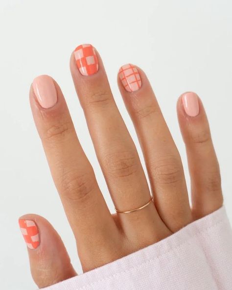 Mail Designs For Very Short Nails, Nail Design Ideas For Short Nails, Regular Nails With Gel, Short Nails With Design Art Ideas, Cute Retro Nails, Minimalist Nails Orange, Orange Gel Nails Ideas, Short Luminary Nails, Orange Checkered Nails