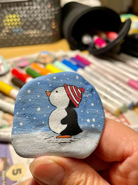 Christmas Rocks Painted Ideas, Winter Rock Painting Ideas, Winter Rocks, Diy Rock Art, Wood Slice Art, Happy Stones, Painted Rocks Kids, Christmas Rock, Rock And Pebbles