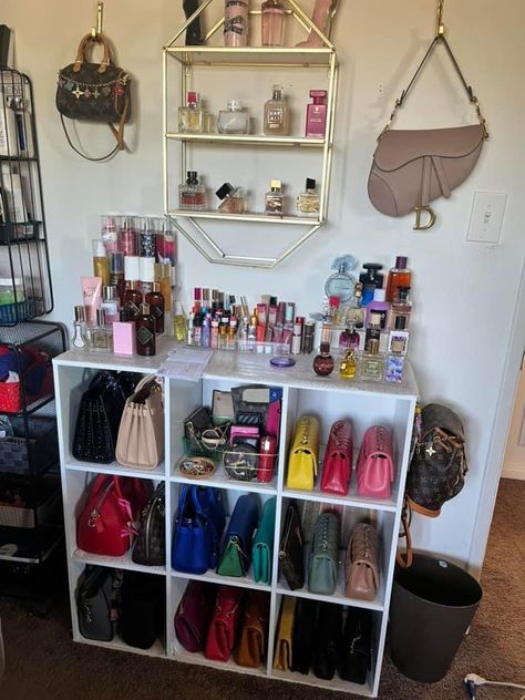 Perfume Organizing Ideas, How To Display Purses In Bedroom, Display Purses In Closet, Storage Shelf Organization, Organizing Makeup Ideas Small Spaces, Glam Room Ideas Small Spaces, Handbag Organization Ideas, Beauty Room Organization, Purse Organization Closet