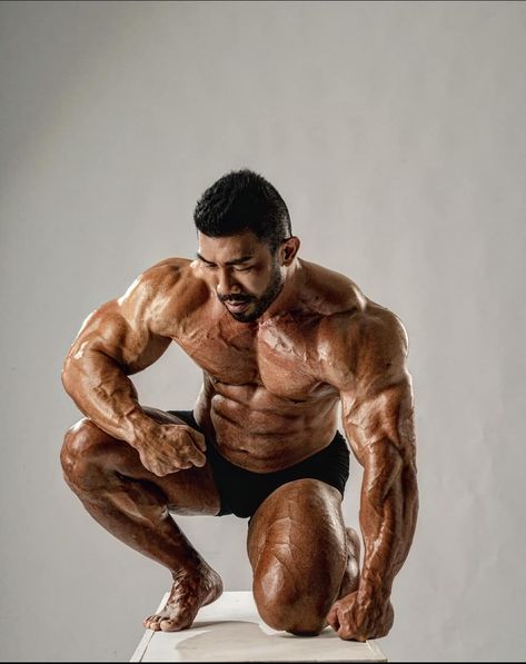 Bodybuilding Poses Men Physique, Male Bodybuilder Reference, Ripped Muscle Men, Muscular Male Reference, Bodybuilder Pose, Muscle Pose, Workout Poses, Bodybuilding Poses, Neck Anatomy