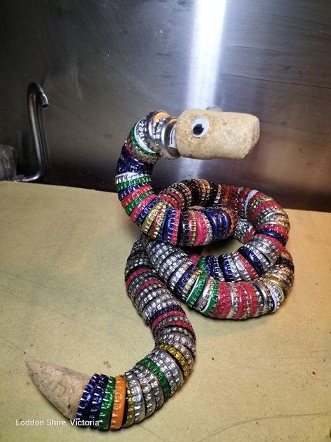 Bottle Cap Snake, Beer Cap Art, Cap Art, Beer Cap, Beer Caps, Bottle Cap, Craft Ideas, Beer, Art