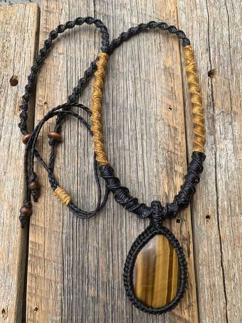 Mens Macrame Necklace, Crystal Necklace Diy, Golden Tigers, Collar Macrame, Moda Hippie, Hemp Necklace, Diy Friendship Bracelets Patterns, Necklace Tutorial, Friendship Bracelets Diy