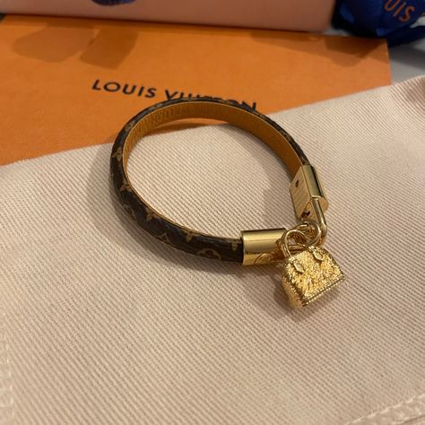 It Was Bought On June 2021 In Miami Lv Flagship. Never Worn Once. It Is In Size 15 ( The Length Is Depicted In The Picture). It Comes With A In Store Purchase Receipt, A Pocket, A Box. A Delicate And Intensely Feminine Bracelet, Adorned With A Charm Evoking The Maison's Iconic Alma Bag. Available In Monogram Canvas And Epi Leather Versions, The Strap Is Rounded On Top And Flat Against The Wrist For Added Comfort. 5.9 Inches (Length) Monogram Canvas Strap With Calf Leather Lining Brass With Shiny Lv Leather Bracelet, Lv Jewelry Bracelet, Lv Bracelet, Lv Jewelry, Loui Vuitton, Feminine Bracelet, Pandora Bracelet Charms Ideas, Louis Vuitton Bracelet, Purchase Receipt