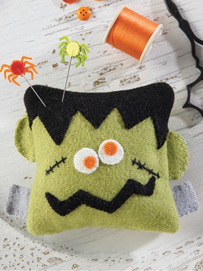 Search Results - Page 3 Felt Pin Cushion, Fall Felt Crafts, Halloween Felt Crafts, Halloween Sewing, Pin Cushions Patterns, Adornos Halloween, Monster Face, Felt Halloween, Halloween Pins