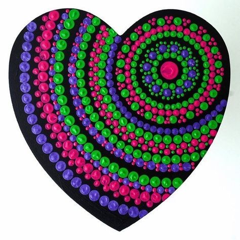 Purple Colour Combination, Mandala Painted Rocks, Art Pierre, Mandala Rock Art, Stone Art Painting, Design Mandala, Painted Hearts, Mandala Rocks, Hand Painted Stones