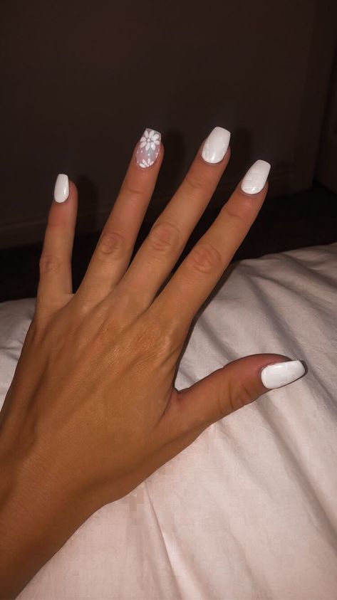 White Spring Nail Ideas, Short Gel Nail Designs White, Nail Ideas Square White, Solid White Nails With Design, White Nails With Small Design, Senior Picture Nail Ideas, White Nails With One Accent Nail, Nail Designs With White Base, All White Nail Designs