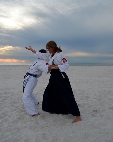 Aikido on the beach.  A beautiful photo showing the peaceful power of the dynamic spheres of this Japanese martial art. /nsc Aikido Aesthetic, Aikido Techniques, Aikido Martial Arts, Female Ninja, Martial Arts Girl, Martial Arts Styles, Martial Arts Women, Female Fighter, Hapkido