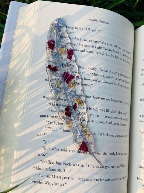 Feather Gift Ideas, Resin Feather Bookmark, Diy Resin Gifts, Leaf Bookmark, Feather Bookmark, Penanda Buku, Resin Crafts Tutorial, Resin Jewelry Diy, Paper Bookmarks