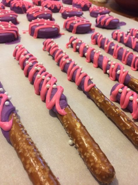 Pink and purple chocolate covered pretzels and Oreos Purple Chocolate Covered Pretzels, Purple Treats, Bratz Birthday, Xv Ideas, Lilac Fairy, Rockstar Birthday, Purple Chocolate, Covered Pretzels, Karaoke Party