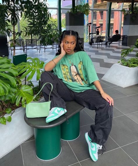 Streetwear Fashion Women Green, Clear Jade Dunks Outfit, Styling Dunks, Classy Streetwear Women, Female Streetwear Outfits, Dunk Outfit, Dunks Outfit, Streetwear Outfit Ideas, Streetwear Fashion Women