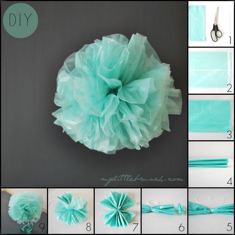 Te mostramos un paso a paso en fotos para aprender a hacer pompones con plástico. Son mucho más resistentes que los de papel seda y el resultado es igual de bonito. Tulle Crafts, Paper Flowers Diy Easy, Deco Champetre, Tissue Paper Pom Poms, Paper Pom Poms, Diy Birthday Decorations, Tissue Paper Flowers, Giant Paper Flowers, Fabric Flowers Diy