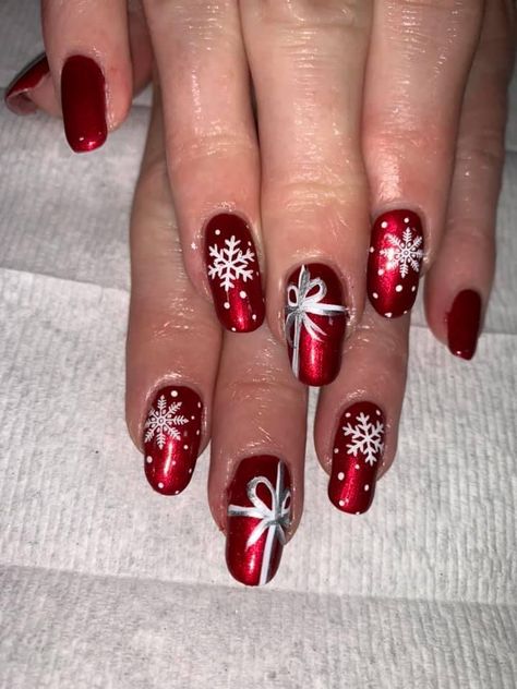 Christmas Present Nails, Xmas Nail Art, Red Christmas Nails, Art Deco Nails, Festive Nail Art, Cute Halloween Nails, Gel Nail Art Designs, Fancy Nails Designs, Cute Christmas Nails