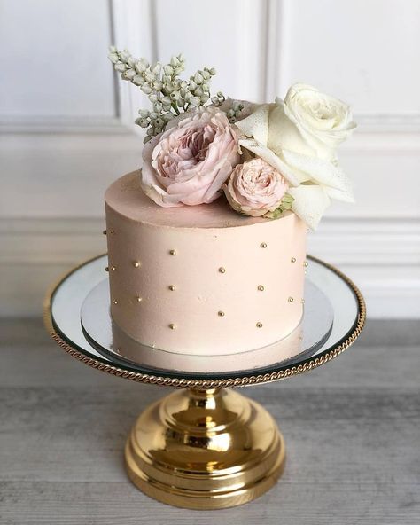 Daily Baking Ideas 🍰 on Instagram: “Blush gold studded cake with blush florals 🌹🌸 From @poshlittlecakes . . .  #poshlittlecakes #perthcakes #perthbaker #perthcakedesigner…” Birthday Cake Elegant, Cake Elegant, Small Birthday Cakes, 60th Birthday Cakes, 30 Birthday Cake, Elegant Birthday Cakes, Birthday Cakes For Women, 50th Birthday Cake, Beautiful Birthday Cakes