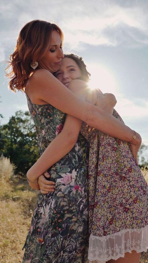 Mom Hugging Daughter Aesthetic, Happy Mother And Daughter, Mother Teen Daughter Portrait, Mother Daughter Relationship Aesthetic, Mother And Teen Daughter Aesthetic, Mom And Teen Daughter Aesthetic, Mom And Teenage Daughter Photo Ideas, Mom Hugging Daughter, Mother Hugging Daughter