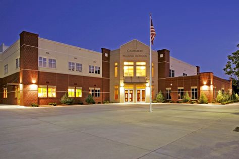 Cashmere Middle School Bloxburg Middle School, Middle School Exterior, Middle School Building, Bloxburg School, School Exterior, Middle School Projects, School Building Design, Building Aesthetic, Building Front