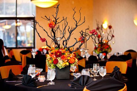 Halloween Wedding Flowers, Halloween Wedding Centerpieces, Manzanita Centerpiece, Halloween Wedding Decorations, Décoration Table Halloween, Fall Wedding Table Decor, Themed Wedding Decorations, Fall Wedding Tables, Table Halloween