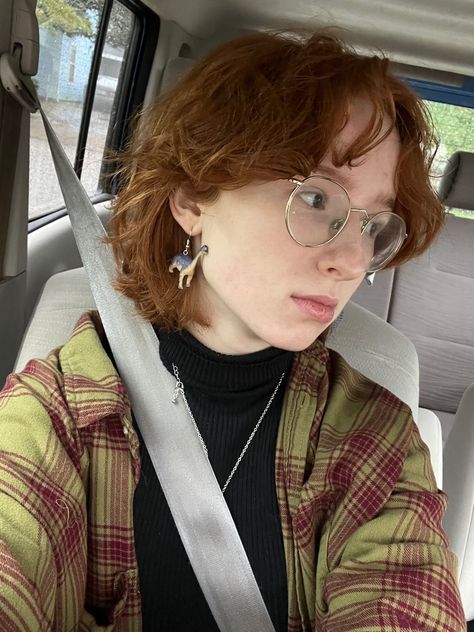 Mullet Haircut For Straight Hair, Queer Hairstyles Short, Mullet Haircut Nonbinary, Cool Short Hairstyles Nonbinary, Amab Nonbinary Hair, Gender Nonconforming Haircut, Face Claims Gender Neutral, Gender Queer Haircuts, Adrogonus Haircuts