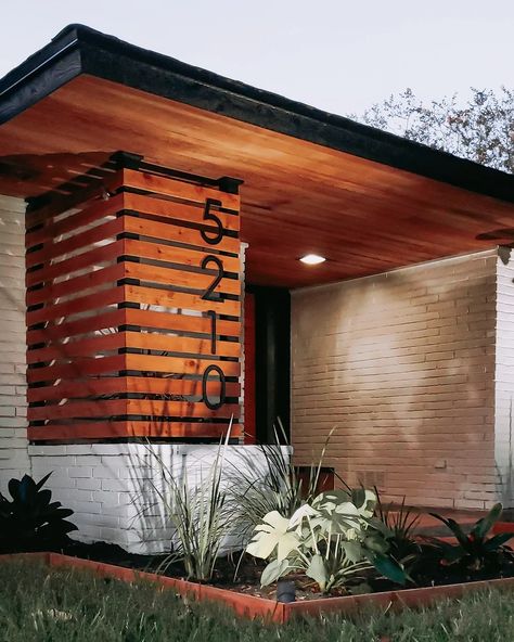 Outdoor Lights Ideas, Texas Gulf Coast, Mid Century Modern Exterior, Ranch House Exterior, Mid Century Exterior, Eksterior Modern, Exterior House Remodel, Mid Century Ranch, Lights Ideas