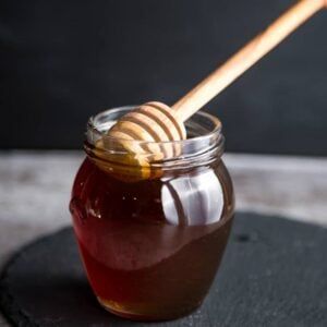 Smoked honey adds a delicious smoky flavor to any dish you typically use honey for. Find out how easy it is to make homemade smoked honey to wow your friends or give as a gift this holiday season. #smokedhoney #honey #foodgifts #giftideas #vindulge Smoked Honey, Honey Cocktail, Holiday Ham, Smoked Ribs, Local Honey, Grilled Pineapple, Just Eat It, Honey Recipes, Glass Mason Jars