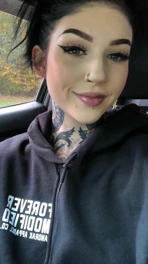 Face Piercings Women Baddie, Lip Piercing In The Middle, Cute Face Piercings For Women, Face Peircing Ideas, Women Piercings Ideas Face, Girl With Face Piercings, Facial Piercings Aesthetic, Face Piercings Women, Briana Todd