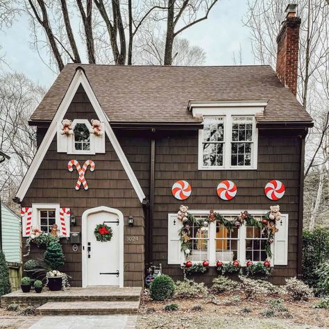 Have Yourself A Merry Christmas: 75 Ho-Ho-Holiday Decor Ideas Christmas Projects Diy, Christmas Yard, Christmas Garden, Very Merry Christmas, Christmas House, Christmas Gingerbread, Candy Canes, Decorations Ideas, Decoration Christmas