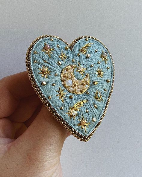 Embroidered Brooches, Beaded Jewellery, Bead Embroidery Jewelry, Embroidered Heart, Heart Brooch, Sewing Embroidery Designs, Hand Embroidery Art, Embroidery Jewelry, Gold Work