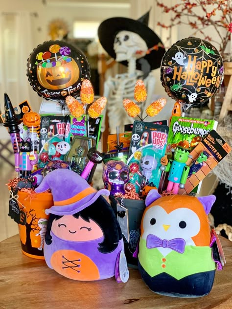 Spooky Baskets For Kids, Spooky Basket For Men, Halloween Treat Baskets, Basket For Men, Man Home Decor, Halloween Boo Basket, Tradition Ideas, Spooky Basket, Fall Gift Baskets