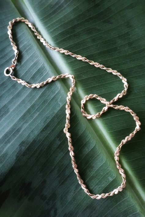 Jewellery photography / necklace antique gold / palm leaves background Palm Leaves Background, Gold Palm Leaves, Jewellery Shoot, Jewellery Photography Inspiration, Jewellery Photography, Leaf Photography, Leaves Background, Palm Fronds, Necklace Antique