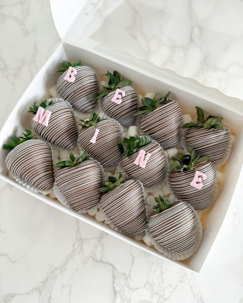 @ediblebykatia on Instagram: "This year’s dozen option for Valentine’s day 💌 More info below ⇣ Includes your choice of milk chocolate strawberries (as shown above) OR all white chocolate. Lettering can be pink OR red and can state the following; “ily” “XOXO” “be mine” or “tqm”" Valentines Chocolate Strawberries, Milk Chocolate Strawberries, Fancy Donuts, Valentines Chocolate, Baking Business, Valentine Chocolate, Bakery Business, Chocolate Strawberries, Chocolate Covered Strawberries