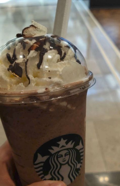 Minuman Starbucks, Starbucks Chocolate, Dinosaur Birthday Cakes, How To Order Starbucks, Starbucks Drink, Junk Food Snacks, Food Therapy, Starbucks Recipes, Chocolate Sweets