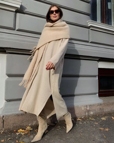 Style Inspiration : Darja Barannik Fashion Editor Minimalist Fall Fashion, Minimalist Fashion Fall, Neutral Color Outfits, Seasonal Outfits, Elegant Fall, Spring Fashion Trends, How To Wear Scarves, Neutral Outfit, Fashion Elegant