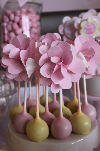 Floral Cake Pops, Decorating With Flowers, Flower Cake Pops, Pop Cake, Cake Ball, Cake Pop Decorating, Pop Cupcakes, Making Cake, Marshmallow Pops