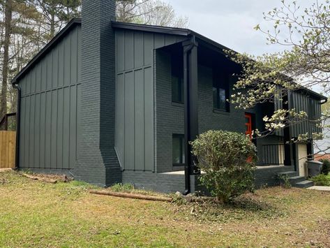 Dark Split Level Exterior, Green Split Level Exterior, Black Split Level House Exterior, Split Level Exterior Paint Color Schemes, Bi Level Remodel Exterior, Tri Level Remodel Exterior, Bilevel House Exterior, Raised Ranch Exterior, Pnw House