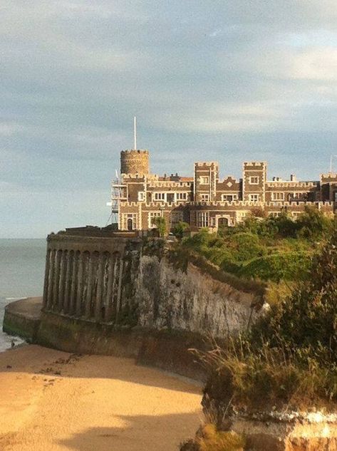 Broadstairs Kent, Beach Shots, Kent Coast, Castles In England, Kent Uk, 7 Continents, Kent England, England Travel, Great Britain