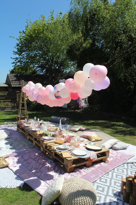 Picnic Bday Party, Picnic Bday Party Ideas, Pallet Picnic, Picnic Bday, Outdoor Birthday Decorations, Picnic Party Decorations, Dream Bright, Sweet 16 Party Decorations, Baby Birthday Party Theme