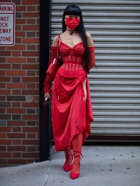 Red 2023 Fashion, Chinese Rave Outfit, Red Edgy Outfit, New York Fashion Week Outfits, Fashion Outfits Red, Red And Blue Outfit, Streetstyle Fashion Week, New York Street Fashion, Red Fashion Outfits