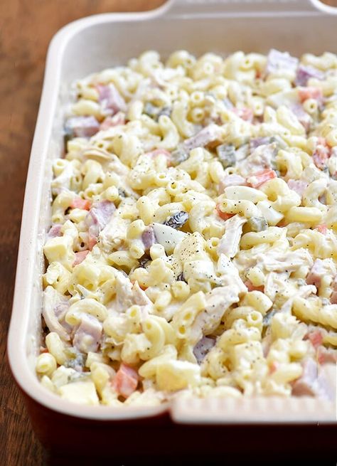 Filipino-style Macaroni Salad is a must for any party or celebration! Loaded with chicken, ham, cheese, and crushed pineapple, it's hearty, delicious, and a sure crowd favorite. Pinoy Salad, Spaghetti Filipino, Filipino Macaroni Salad, Macaroni Chicken, Pasta Salad For Kids, Lutong Pinoy, Chicken Macaroni Salad, Salad Macaroni, Kawaling Pinoy