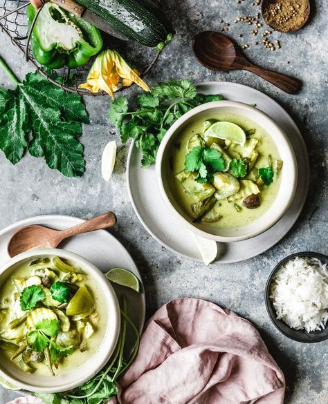 Monday morning, and we're already thinking about lunch and dinner 😆 Today we're in the mood for a hot and fresh green thai curry 💚😎The curry paste is made in no time and so much better than store bought 🙌🏻What's your favorite thai curry – green, red or yellow? 💚❤️💛Have a good start into the week, folks! 😘  ☞ Find the (German) recipes for our green and red curry on the blog. Link in bio. Green Thai Curry, Asian Food Photography, Curry Food, Zucchini Aubergine, Green Thai, Dinner Today, Food Photography Inspiration, Food Photography Tips, Thai Curry