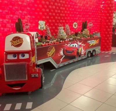 20 Disney Pixars Cars Party Ideas - Pretty My Party - Party Ideas Lightning Mcqueen Party, Disney Cars Birthday Party, Auto Party, Pixar Cars Birthday, Disney Party Decorations, Cars (disney) Party, Cars Birthday Party Decorations, Cars Birthday Party, Disney Desserts