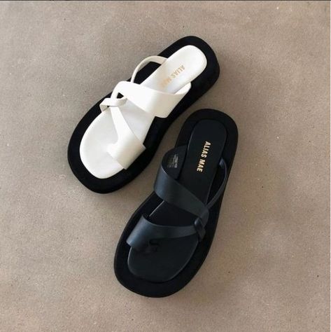 Footwear Aesthetic, Trendy Slippers, Fashion Style Summer, Fancy Sandals, Pretty Sandals, Alias Mae, Stylish Lifestyle, Fashion Shoes Sandals, Shoes Heels Classy