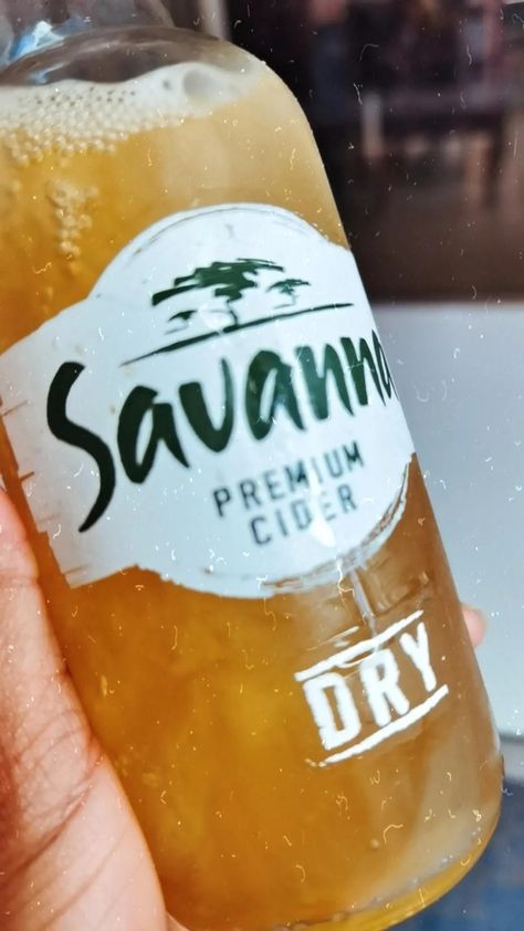 Savanna Cider, No Face Body Pictures, Alcoholic Drinks Pictures, Cider Drinks, Pretty Alcoholic Drinks, Funny Snapchat, Girl Iphone Wallpaper, Alcohol Party, Alcohol Aesthetic