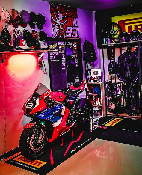 Motorcycle Room Decor, Motorcycle Gear Storage, Motorcycle Garage Ideas, Motorbike Garage, Honda Garage, Motor Balap, Soichiro Honda, Garage Design Interior, Мотоциклы Cafe Racers