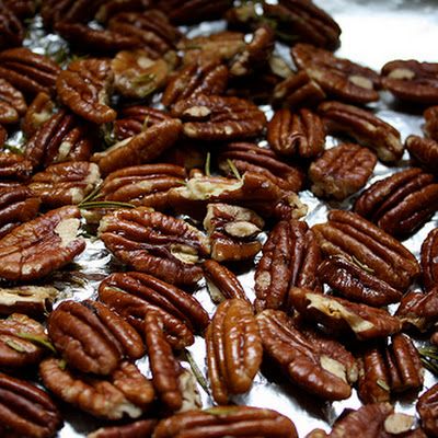 Salt-roasted+Pecans+@keyingredient Roasted Salted Pecans Recipe, Toasted Pecans Recipe, Roasted Pecans Recipe, Salted Pecans, Honey Roasted Pecans, Glazed Pecans, Nut Snacks, Roasted Pecans, Pecan Nuts