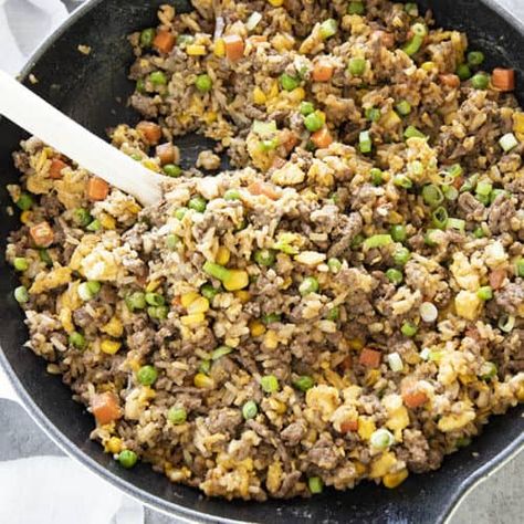 ground beef fried rice in a spoon Spicy Ground Beef Recipes, Ground Beef Recipes With Rice, Ground Beef Fried Rice, Rice With Ground Beef, Recipes With Rice, Make Fried Rice, Beef Fried Rice, Steak And Rice, Making Fried Rice