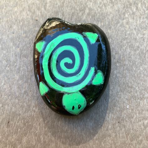 Turtle Rock Painting Ideas Easy, Things To Draw On A Rock, Turtle Rocks Painted Stones, Rock Painting Ideas For Odd Shaped Rocks, Drawing On Stones Ideas, Rock Painting Ideas Big Rocks, Drawing On Rocks Ideas, Trippy Rock Painting, Painted Rock Ideas Easy