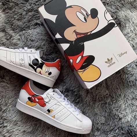 Adidas Superstar Black, Minnie Mouse Birthday Party Decorations, Superstar Shoes, Adidas Shoes Superstar, Superstars Shoes, Sneaker Lovers, Disney Shoes, Minnie Mouse Birthday Party, Adidas Originals Superstar