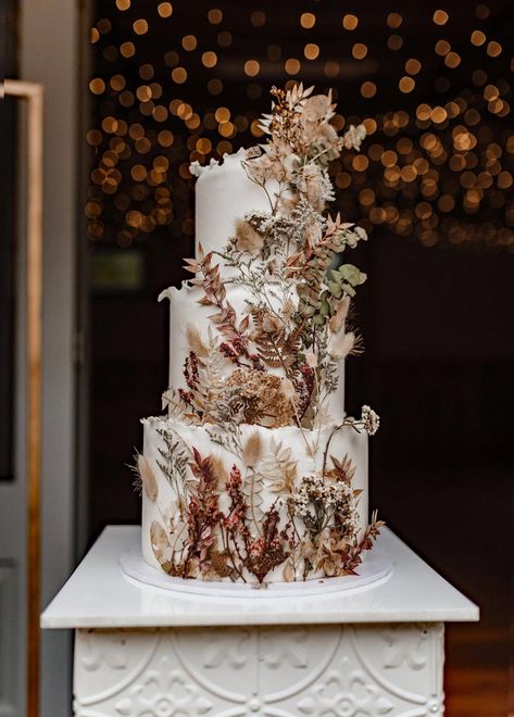 Wedding Cake Boho Rustic, Boho Wedding Cakes, Wedding Cake Boho, Brown Wedding Cakes, Cake Boho, Bohemian Wedding Cake, Rustic Wedding Cakes, Brown Sugar Cakes, Painted Wedding Cake