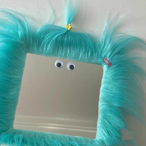 Cute Bedroom Decor Diy, Funky Mirror Ideas, Fluffy Mirror, Monster Mirror, Room Decor Mirror, Frame Plants, Diy Mirror Frame, Cute Mirror, Cute Bedroom