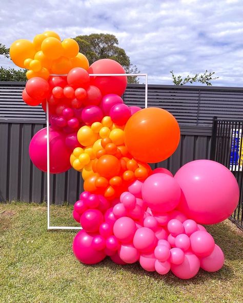 Sunset Color Balloon Garland, Balloon Back Drop Ideas, Sunset Balloon Garland, Sunset Balloon Arch, Bright Balloon Arch, Bright Balloon Garland, Sunset Balloons, Colorful Dinner, Balloon House